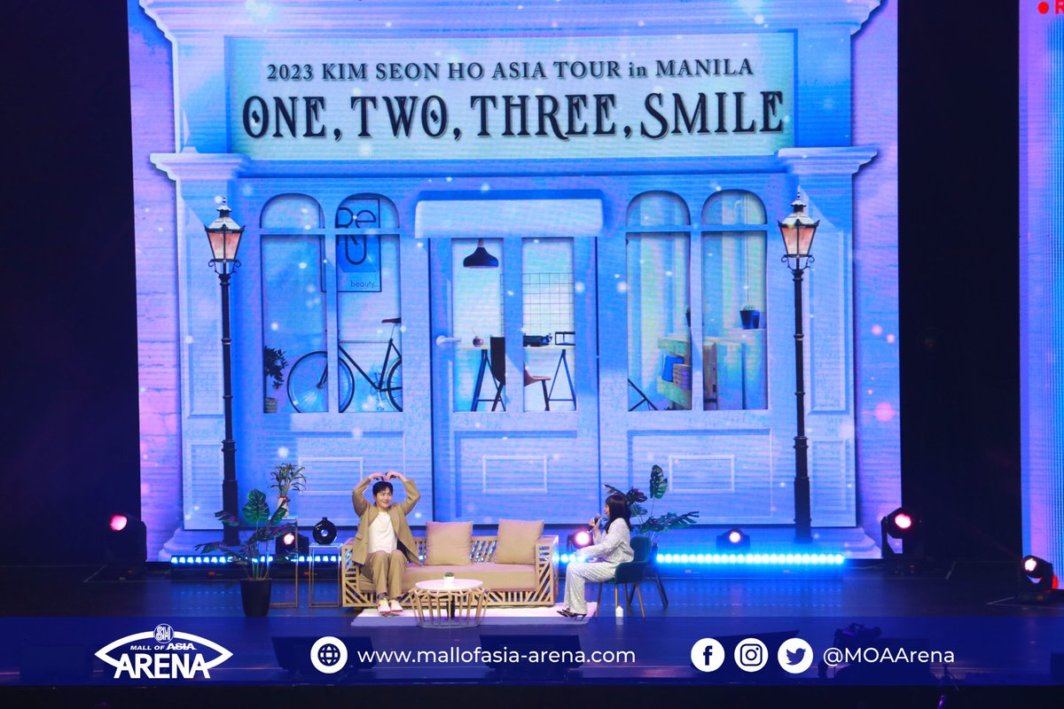 MOAArena's tweet photo. The very charming Kim Seon Ho definitely gave so much *kilig vibes* tonight! Kamsahamnida for joining us for #KIMSEONHOinMNL2023, Filo Seonhohada! 💙🥰

Special thanks to @pulpliveworld &amp; @happeehour for a romantic Sunday filled with happy memories. 🫰 #KimSeonHoAtMOAArena https://t.co/x0WPS7EnJ2