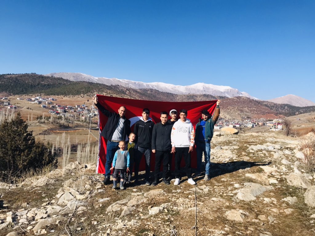 mehmet_mut01's tweet photo. El birliğiyle Bayrağımızı yeniledik…🇹🇷

Meskenimiz Kuzey Toroslardan tüm dostlara selam olsun!

📍Adana/Tufanbeyli,ÇATALÇAM https://t.co/Go8HRdHTie