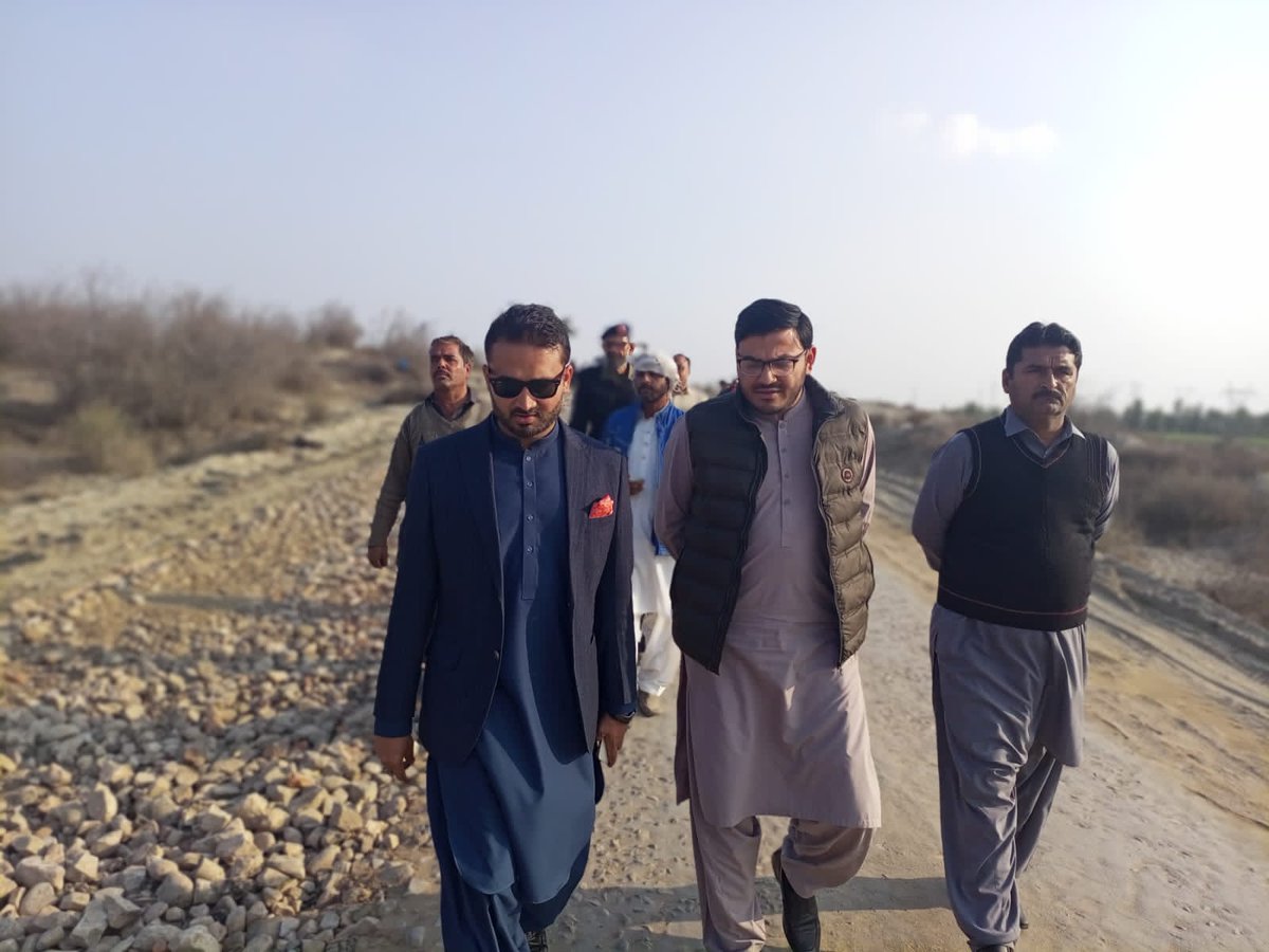 CaptSamiCSP's tweet photo. ڈپٹی کمشنر کیپٹن (ر) سمیع اللّٰہ فاروق کا زیر تعمیر محمود کوٹ روڈ کا دورہ۔ روڈ کی تعمیر ومرمت کے منصوبے پر میٹریل اور کام کے معیار کا جائزہ لیا۔ 20 روز میں روڈ مکمل کر لیا جائے گا۔ https://t.co/o1jOOfUlsT