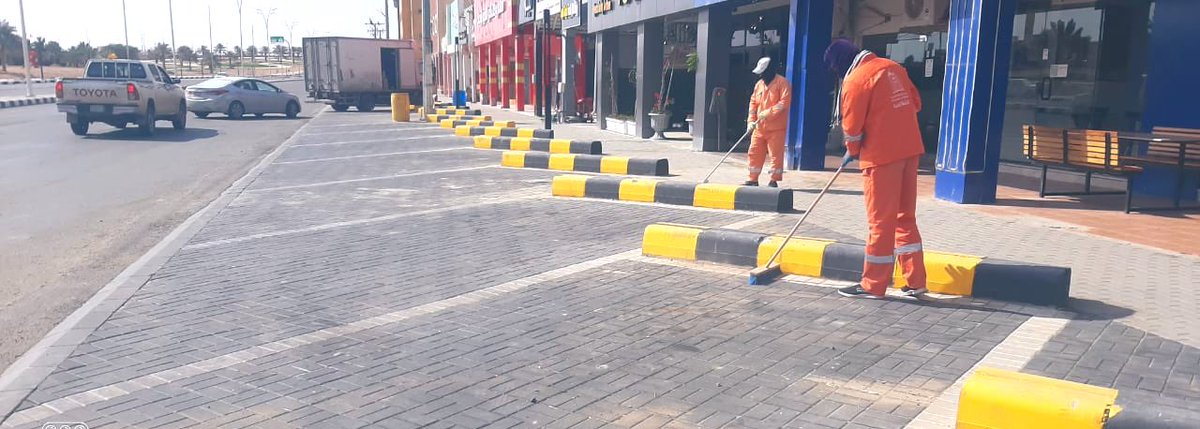 #بلدية_محافظة_القويعية تواصل أعمالها في نظافة 🚮 الشوارع والأحياء والميادين العامة  وذلك لرفع جودة المستوى البيئي داخل المحافظة .

  #أمانة_منطقة_الرياض