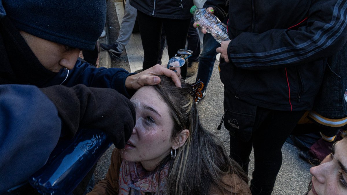 Un ejemplo más de la agudización de la ofensiva contra la ocupación. Intentar parar un desalojo significa ser un foco de violencia policial extrema. 
Nos tendréis enfrente. 
¡Solidaridad con la gente de Villalba!