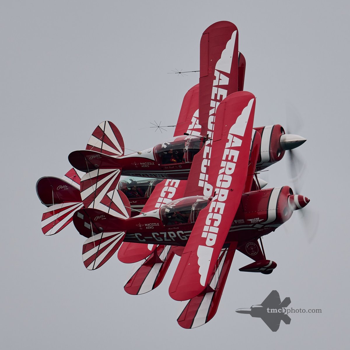 It isn't every day you come across an echelon in review where all pilots are visible early in the formation, but the Northern Stars Aeroteam pulled that off over the skies of @CIASToronto last season and it looks pretty cool!
#northernstarsaeroteam
#northernstars 
#pittsspecial
