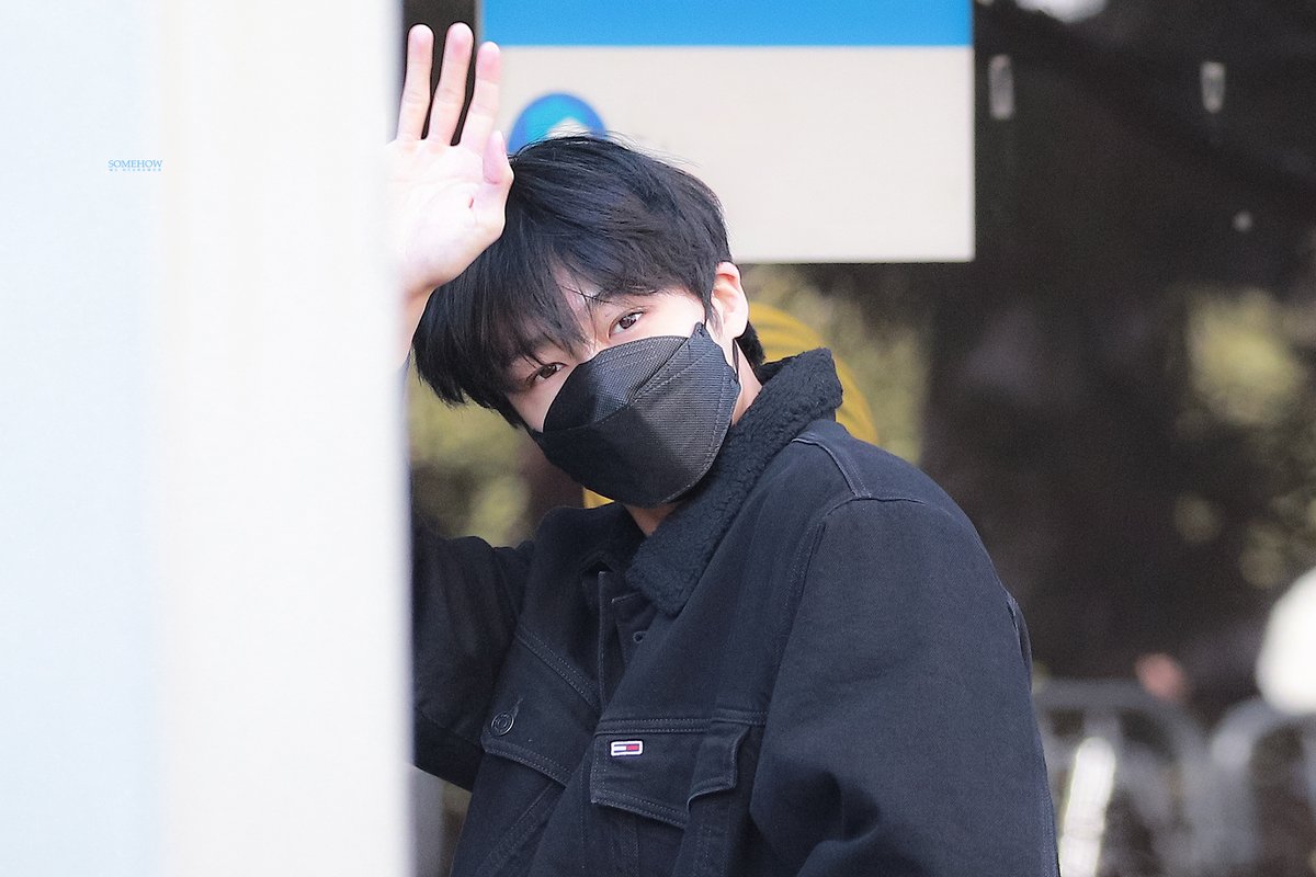 somehow_hw's tweet photo. 230120 뮤직뱅크
👋🏻👋🏻👋🏻

#형원 #HYUNGWON 
#몬스타엑스 #MONSTAX https://t.co/PNG8DLGIlB