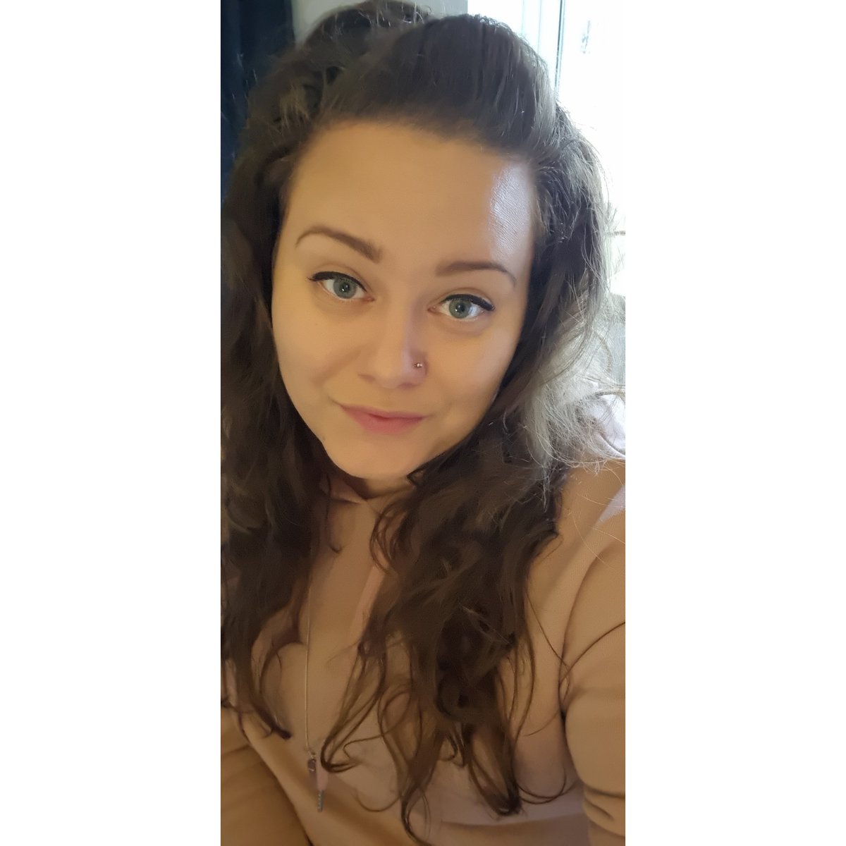 KerryStreet1's tweet photo. Felt cute 🩷

#SelfieTime #SelfieSunday #hoddieday #pink #hoodielife #Selfiee #longhair #blueeyes #buttonnose https://t.co/ZDD1YGQr5p
