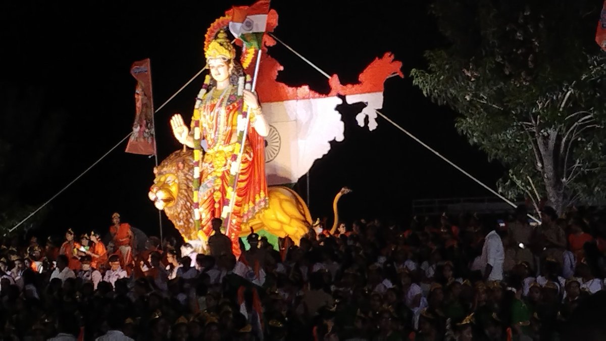 ShParamesh's tweet photo. 🙏🙏🙏🙏🙏
Baratha Matha Maha Arathi @ People plaza the Song 
Ganam vandhay Matharam Maaa Pranam Vandhay  Matharam Song by Madhu Pirya Telangana bheda Hatt's off to you and Heartly Thanx to *G Kishan Reddy Anna Garu* and All team members and Supporting team Members https://t.co/XzmNUS9eJu