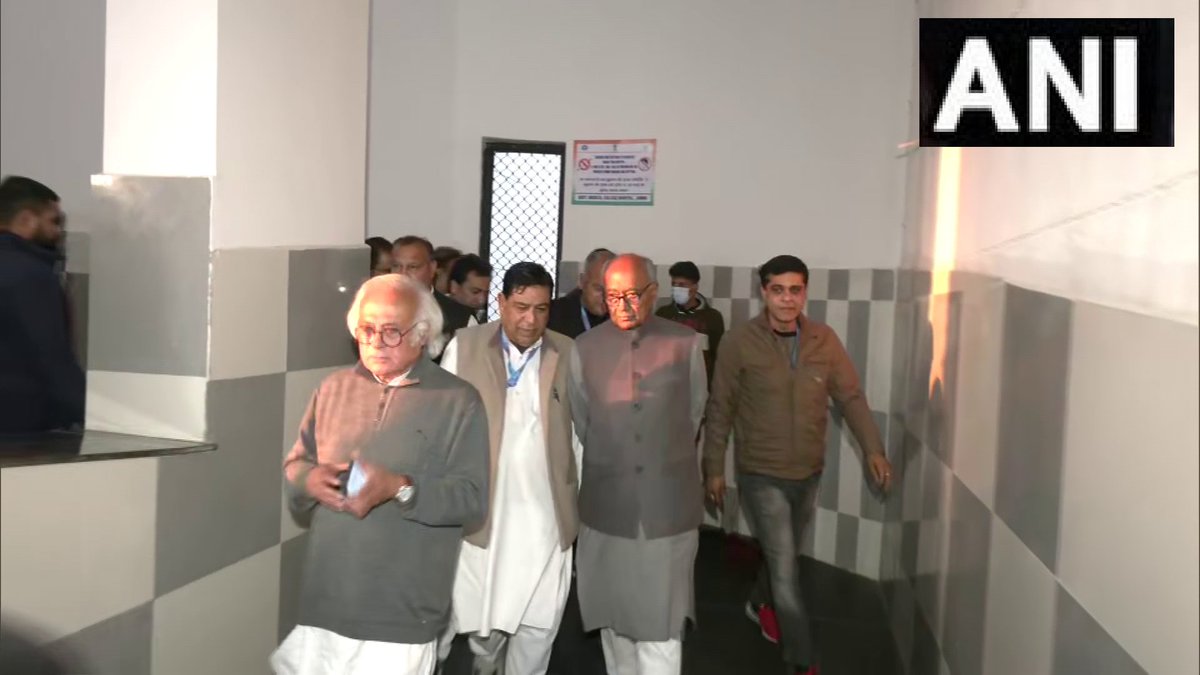 news24tvchannel's tweet photo. जम्मू: नरवाल धमाकों में घायल लोगों का हाल जानने अस्पताल पहुंचे कांग्रेस नेता जयराम रमेश और दिग्विजय सिंह
#Congress #narwalblast #JammuAndKashmir https://t.co/kASmB9rGY0