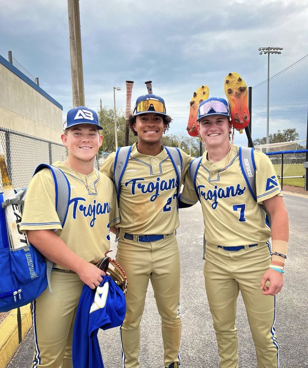 RealMattyBo's tweet photo. Loving the gold on gold. Just needed some Gator blue in there…right Dunc? 🤣

@NicholasCucchi 
@BurkhardtEthan 
Twitterless Dunc? https://t.co/zrHnNECVVL