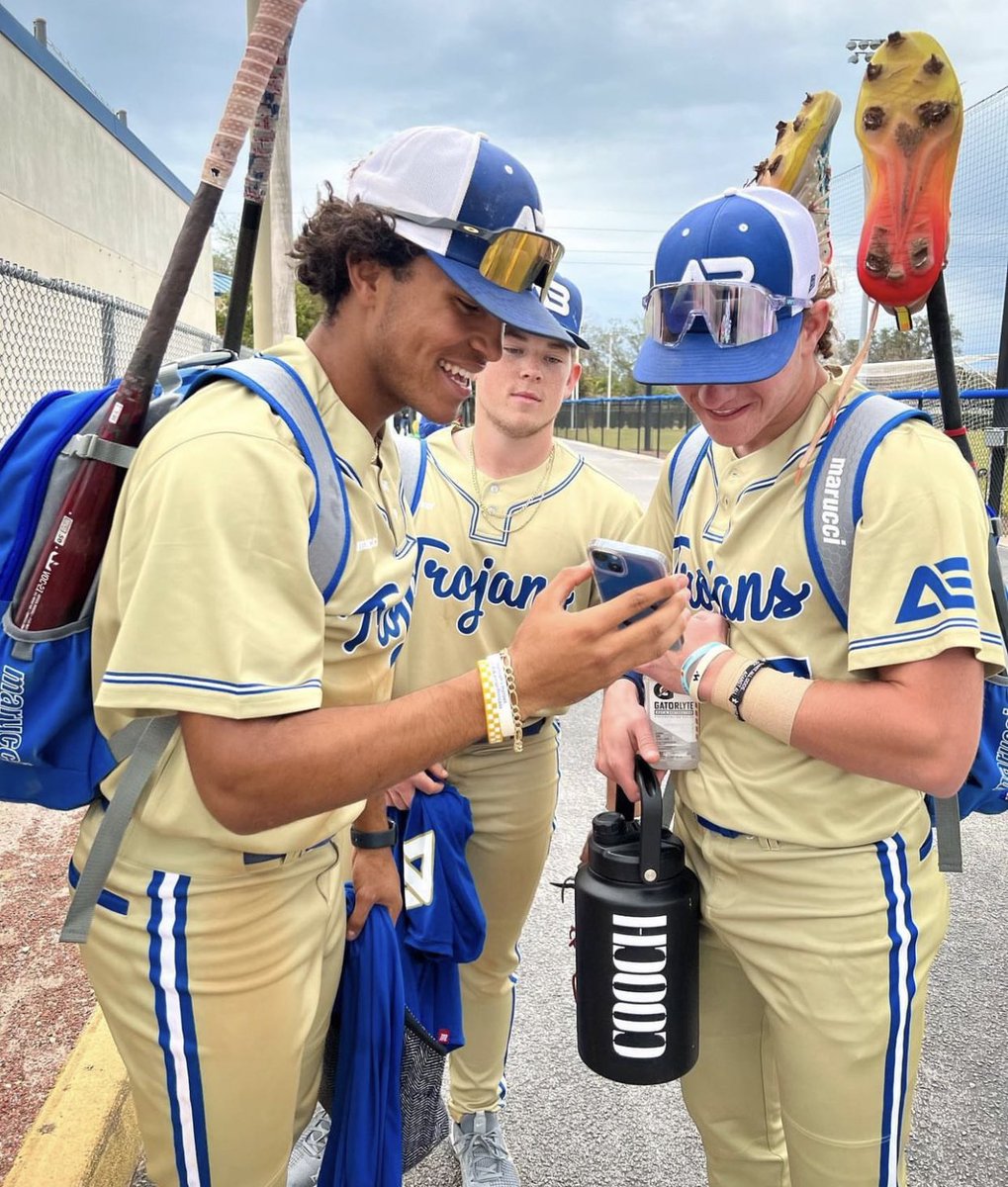 RealMattyBo's tweet photo. Loving the gold on gold. Just needed some Gator blue in there…right Dunc? 🤣

@NicholasCucchi 
@BurkhardtEthan 
Twitterless Dunc? https://t.co/zrHnNECVVL