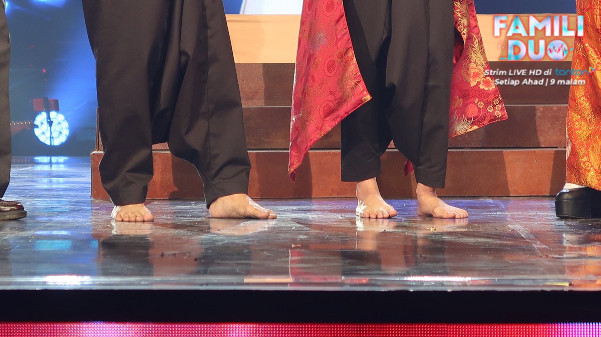 Ara Johari &amp; Shaffiq Erwin tak pakai kasut rupanya masa perform tadi. Baru min perasan!

#FamiliDuoTV3
Strim LIVE HD di Tonton. Kita dah tak ada LIVE di youtube ok!