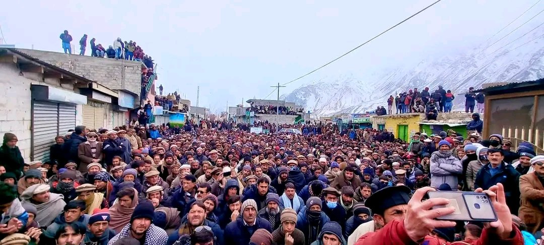 naeem_mehmoon's tweet photo. The sight of people braving freezing temperatures to fight for their rights is both inspiring and heart-wrenching. Their determination is a reminder that true change comes from the collective actions of everyday people. #Cmgilgit
#gilgitbaltistan #yasin #gb_strike #HumanRights https://t.co/9JG2cRbxoy