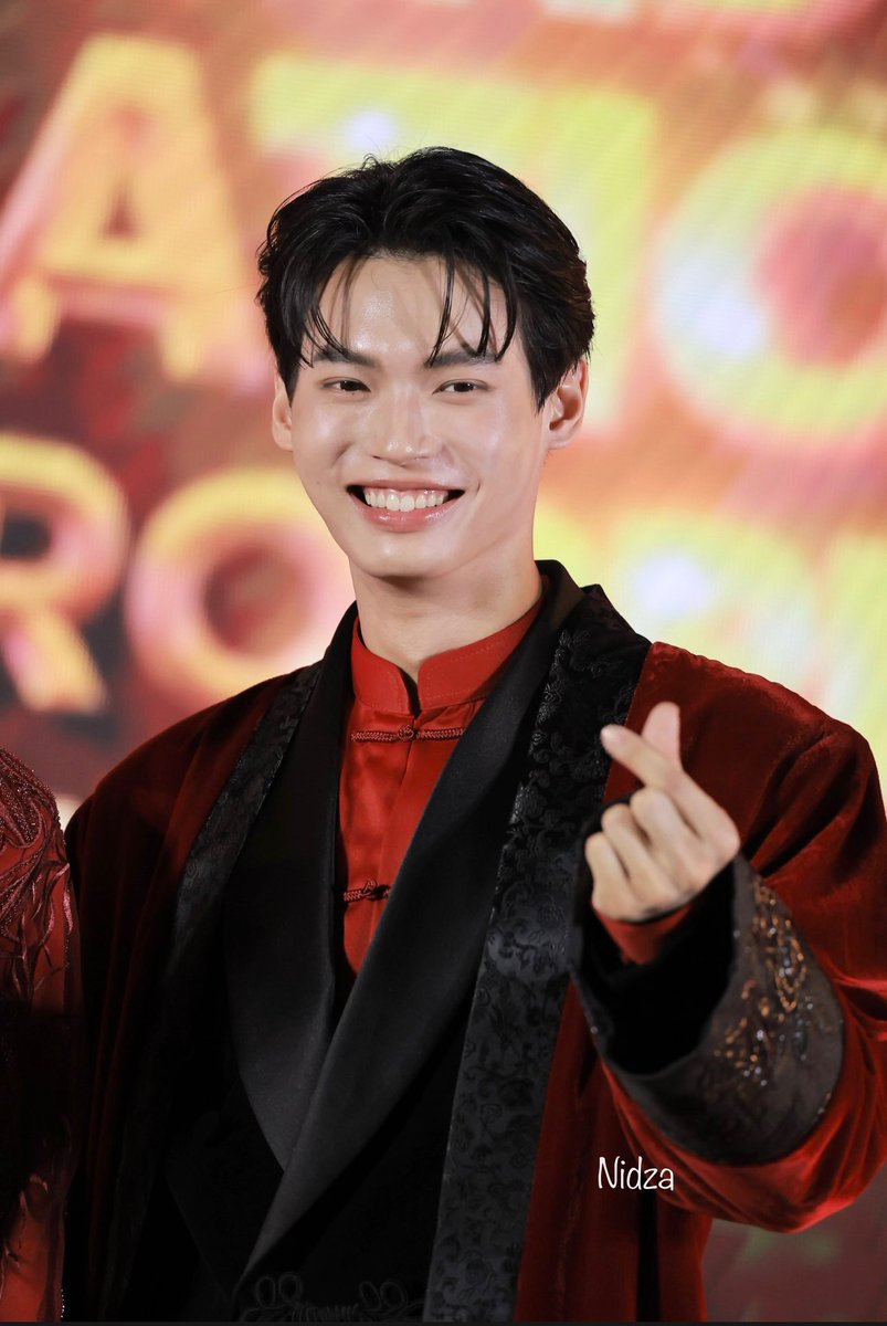 ptriaykh's tweet photo. Semalem apo sekarang metawin udah gua gakuat mereka pake baju merah begini 😢 mereka gbl alias ganteng banget loh 🥺💆🏼‍♀️😭 https://t.co/3LVo2AIfLR