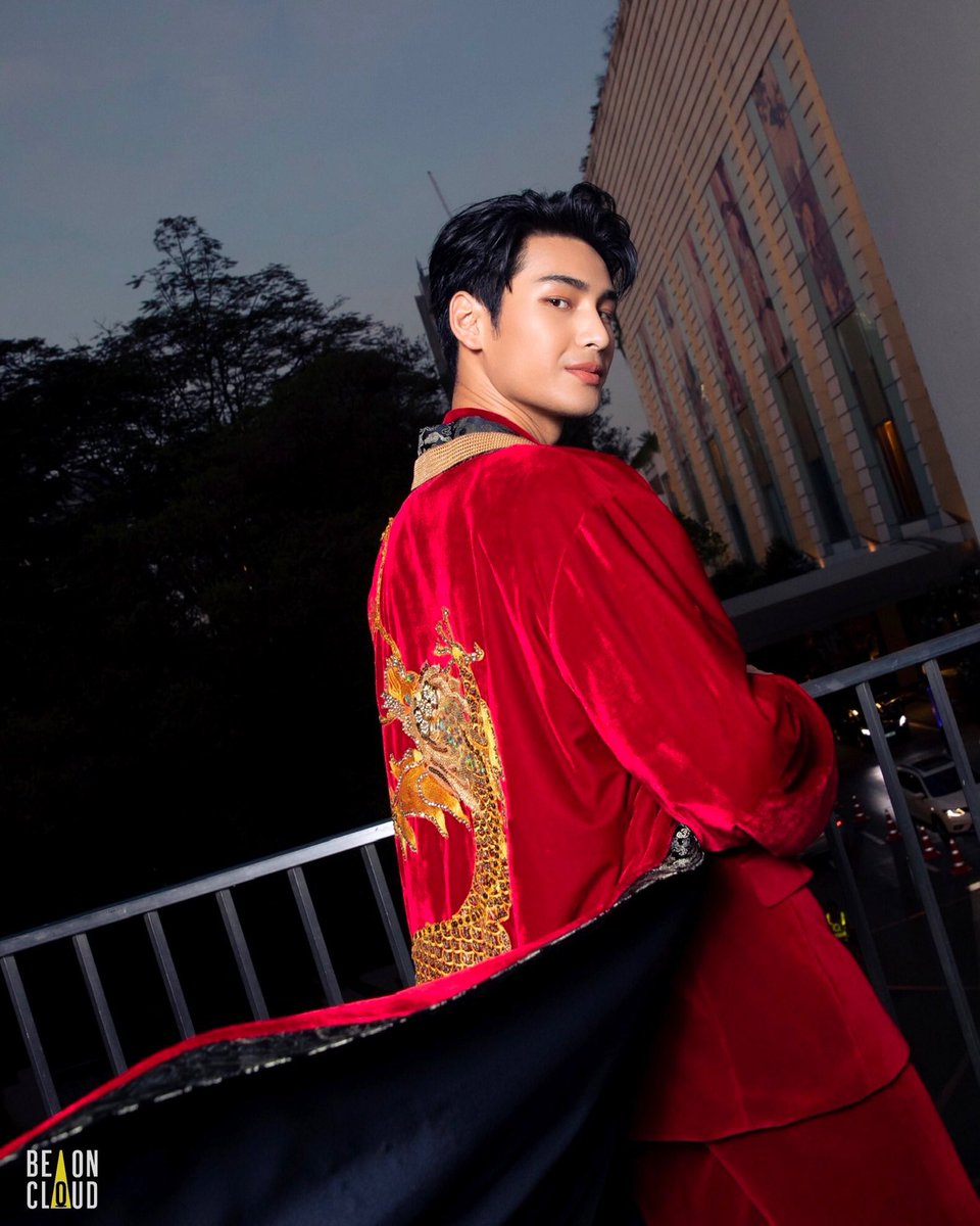 ptriaykh's tweet photo. Semalem apo sekarang metawin udah gua gakuat mereka pake baju merah begini 😢 mereka gbl alias ganteng banget loh 🥺💆🏼‍♀️😭 https://t.co/3LVo2AIfLR