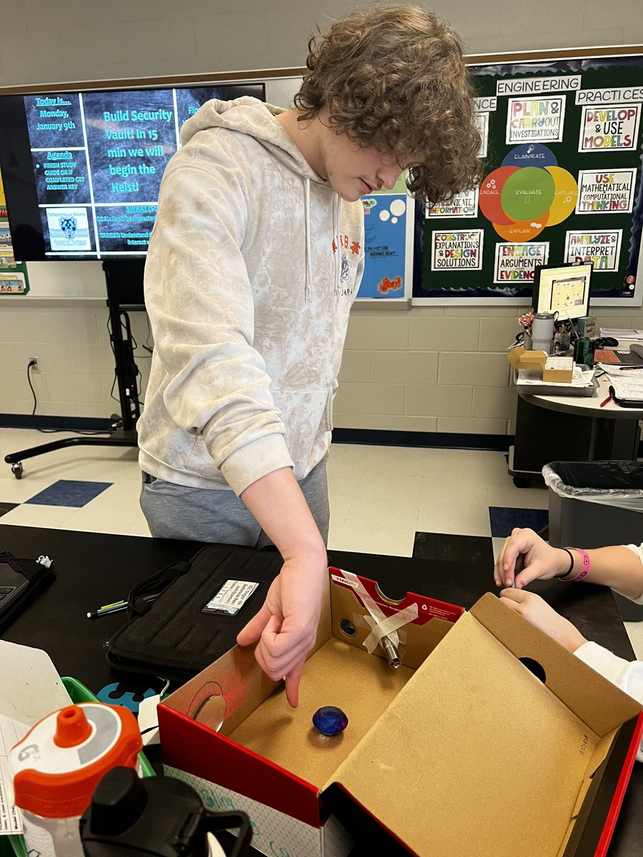 Ms_Steger's tweet photo. Building vaults for our 'diamonds' using refraction, reflection, &amp; transmission. https://t.co/pXdMFrHH93