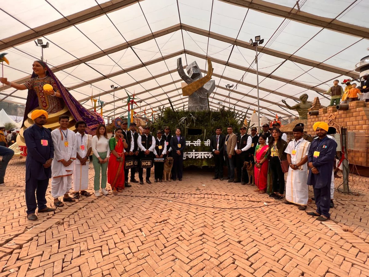 narcoticsbureau's tweet photo. #Resolve ✊of @narcoticsbureau   
🤝#नशामुक्तभारत🇮🇳🙏🏻
🤝this #RepublicDay2023🇮🇳
🤝on #KartavyaPath 
🤝Witness Tableau of #NCB #MHA 
🤝#Intelligence #Coordination #Enforcement 
🤝#TeamNCB &amp; #NarK9 
🤝#SayNoToDrugs &amp; #YesToLife 
@PIBHomeAffairs  @PMOIndia @HMOIndia @BhallaAjay26 https://t.co/HMTUWa1lQe