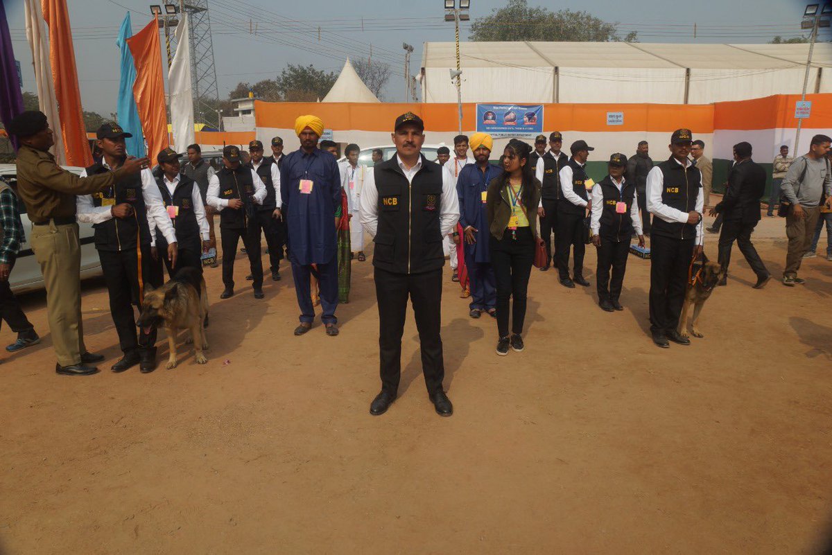 narcoticsbureau's tweet photo. #Resolve ✊of @narcoticsbureau   
🤝#नशामुक्तभारत🇮🇳🙏🏻
🤝this #RepublicDay2023🇮🇳
🤝on #KartavyaPath 
🤝Witness Tableau of #NCB #MHA 
🤝#Intelligence #Coordination #Enforcement 
🤝#TeamNCB &amp; #NarK9 
🤝#SayNoToDrugs &amp; #YesToLife 
@PIBHomeAffairs  @PMOIndia @HMOIndia @BhallaAjay26 https://t.co/HMTUWa1lQe