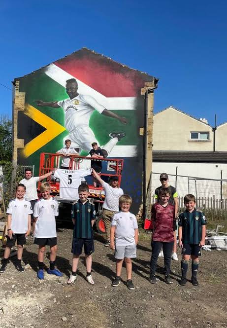 Am_Blujay's tweet photo. Lucas Radebe is immortalised in Leeds he is a god https://t.co/jQ676lkZj7