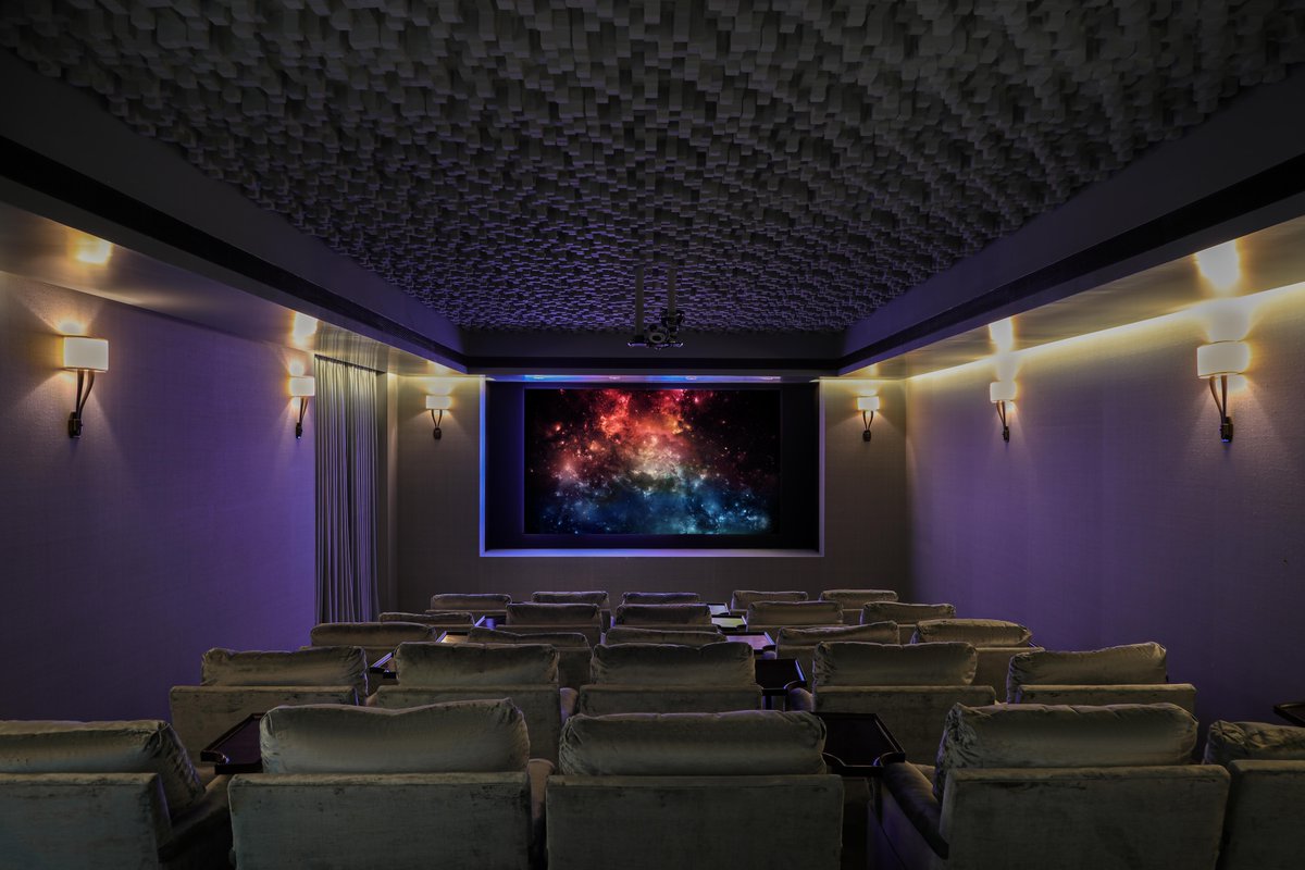 SamsungDisplay's tweet photo. Clive Davis, legendary music producer chose The Wall by #Samsung when it was time to upgrade his home theater. Since then he’s used it every weekend and entertained guests, family and friends with outstanding visuals. See more: https://t.co/Sc4v6tNJA1 https://t.co/uSdcknr1cd