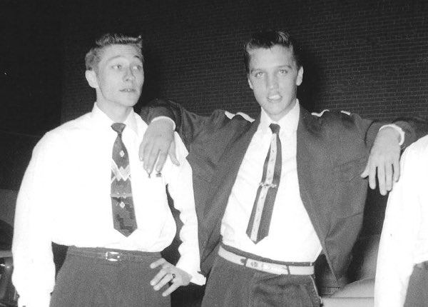 winona49552839's tweet image. #カッコいいアルバムジャケを無言で貼る
達観した雰囲気漂う一枚…
今月お誕生日だったエルヴィスと❤︎
#ScottyMoore #ElvisPresley