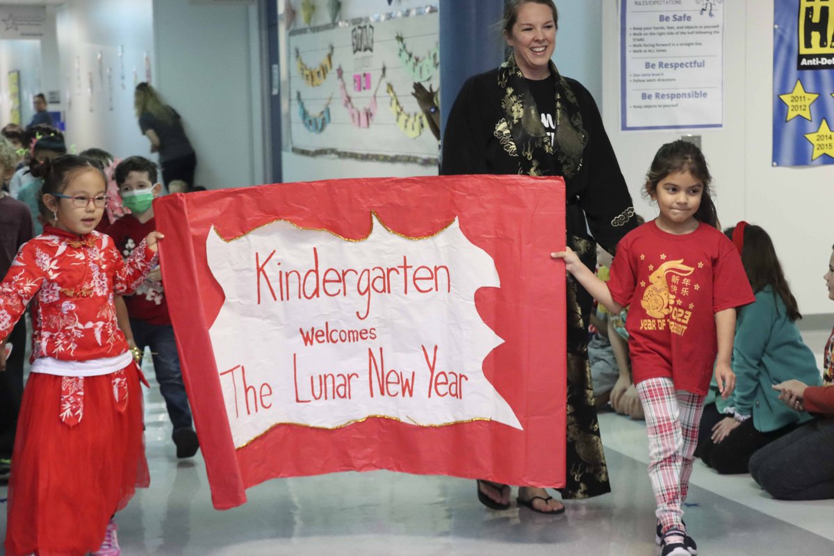 PearlandISD's tweet image. 🐉⭐🐉Silverlake Elementary students celebrated the Lunar New Year on Friday, January 20. The kindergartners paraded down the halls with their personalized dragon masks and lanterns.  #LunarNewYear #WeAreKnowledgeable #BuildPearlandProud