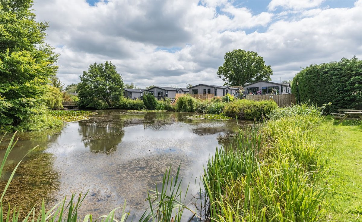 INTRODUCING Vale of York Country Park in North Yorkshire.
🌊Lakeside plots
🎣Fishing lake
👉4 miles from the City of York
⛳Golf course opposite
🍽️Local village a 5 min - shops, bars &amp; restaurants
🏡Holiday lodges for sale from £110,000
👉For more info: justlodges.com/holiday-lodge-…