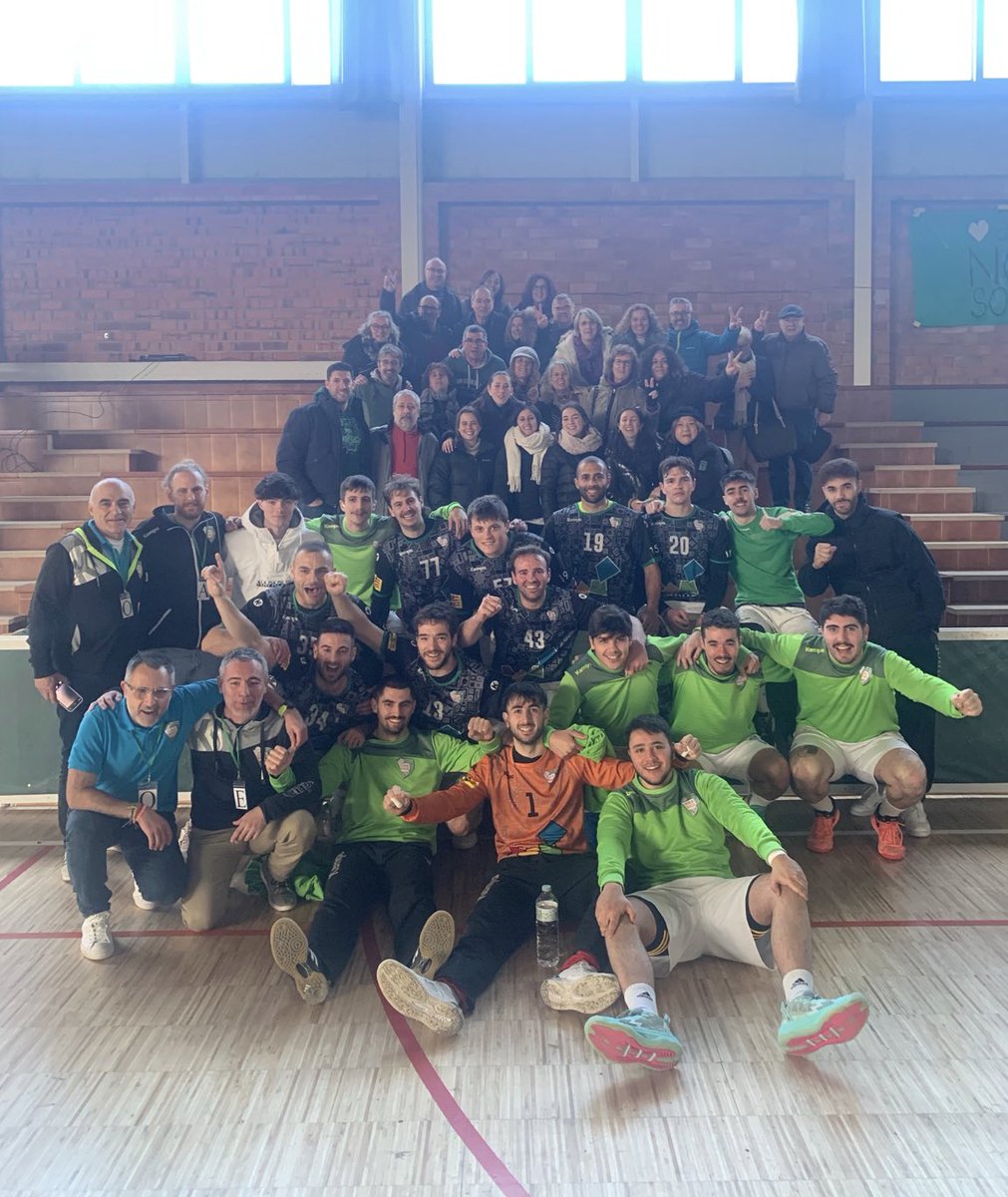 oargracia's tweet photo. 1a Nacional: @handbolbordils 24 @oargracia 25

Els graciencs remunten 6 gols de desavantatge a la 2a part i s’enduen 2 valuosos punts que els situen en 3a posició. 

#forçaOAR @sbdesport #70anysOAR https://t.co/87wWX0553e