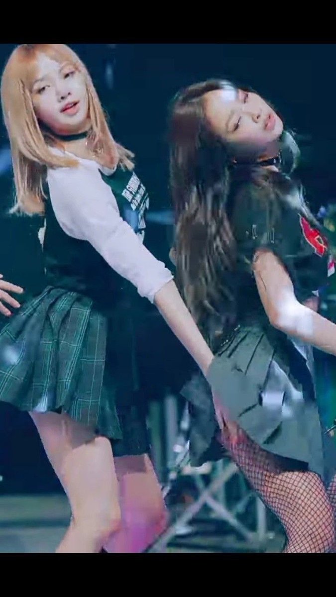 lisa's hand 🥵🥵  #JENLISA