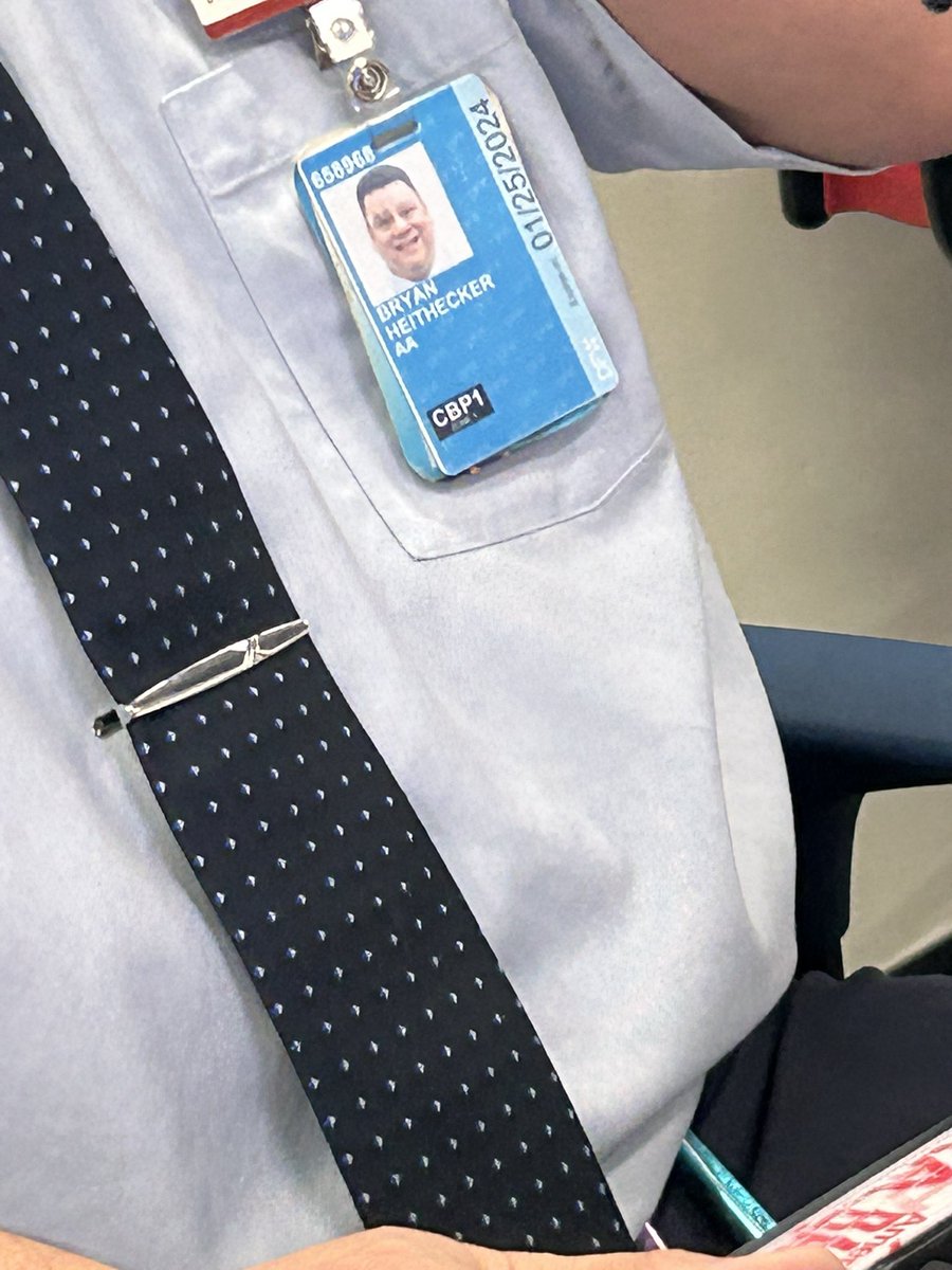 _DCT5's tweet photo. People that do not know how to do their job but act like they can kill me
@AmericanAir please do a better job at training your employees on 1. Customer Service 2. Being respectful of people time 3. Being proficient at their job
This guy is rude and the exact opposite!!😡😡😡 https://t.co/Sl8qsRxnby