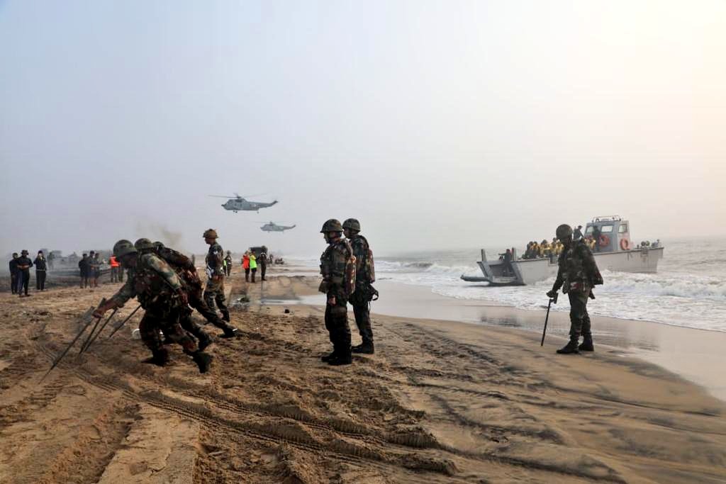 indiannavy's tweet photo. Largest biennial #TriServices Amphibious Exercise #AMPHEX 2023 conducted near Kakinada #AndhraPradesh, 17-22 Jan 23.
High tempo of #AmphibiousOps with #IndianArmy troops, #IndianNavy amphibious warships & #IndianAirForce aircraft.
@DefenceMinIndia
@adgpi @IAF_MCC @HQ_IDS_India https://t.co/kKaLYPf9rV