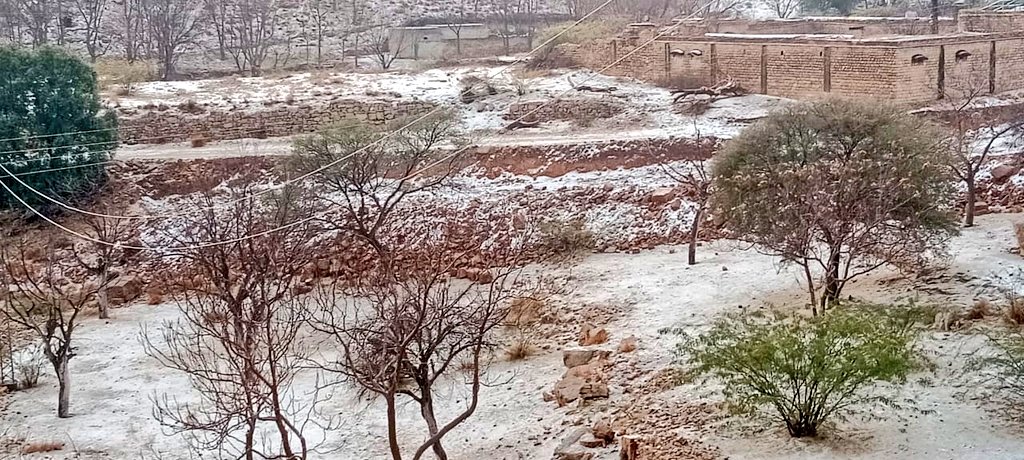 amunirkhan660's tweet photo. Sheikh Badin Hills receive first snowfall of the winter after five years. #Snow #snowday #snowfall #SheikhBadin #Hills #Winter https://t.co/yUeZwm6UYq