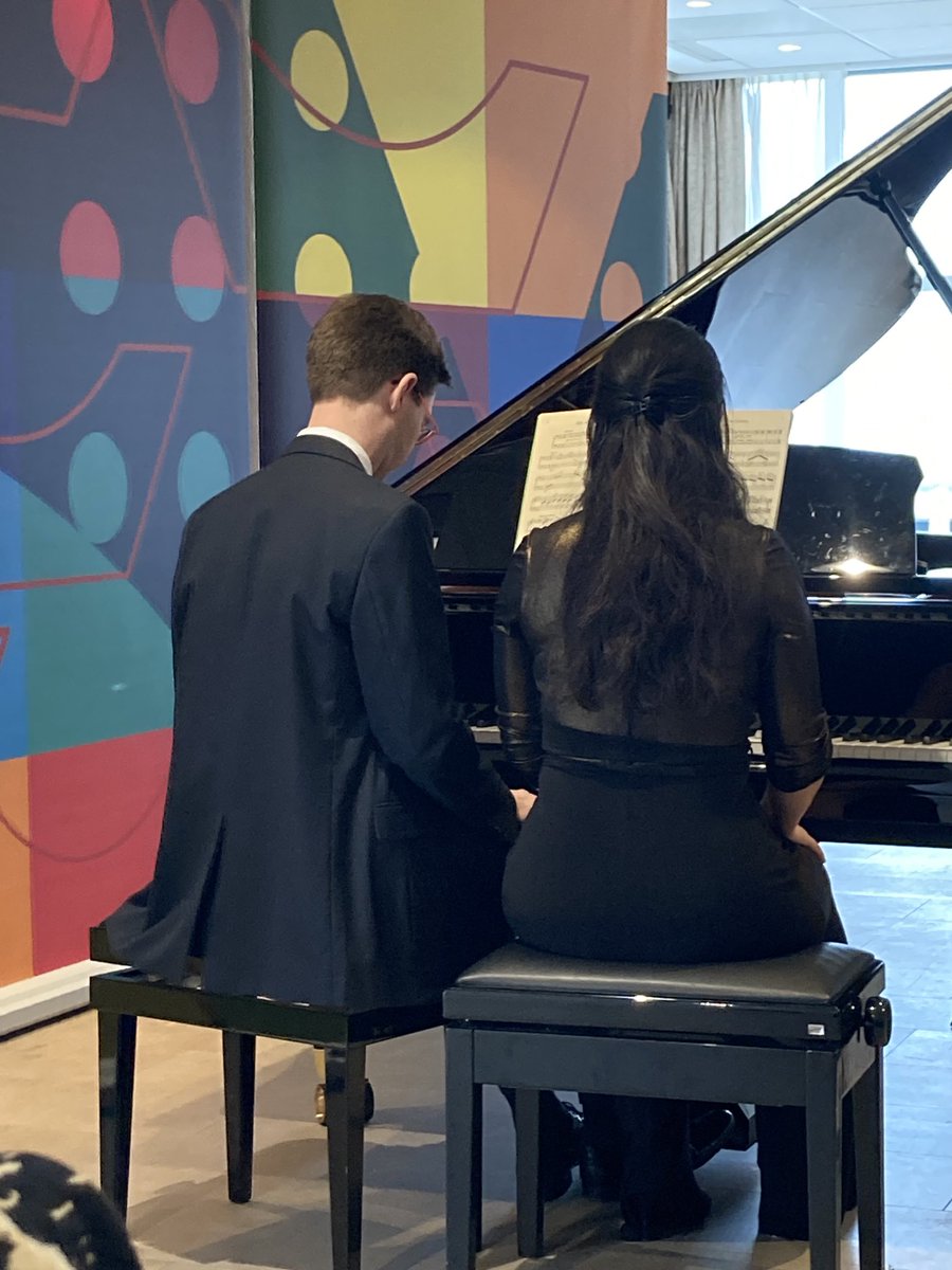 Nee, dit is niet ⁦<a href="/markrutte/">Mark Rutte</a>⁩ , maar #GwylimJanssens die samen met zijn pianopartner ⁦<a href="/lestarischoltes/">Lestari Scholtes</a>⁩ ( het ⁦<a href="/SJpianoduo/">Scholtes & Janssens</a>⁩ ) vanochtend een geweldig mooi piano concert gaf in hotel Arion ⁦<a href="/gem_vlissingen/">Gemeente Vlissingen</a>⁩ .