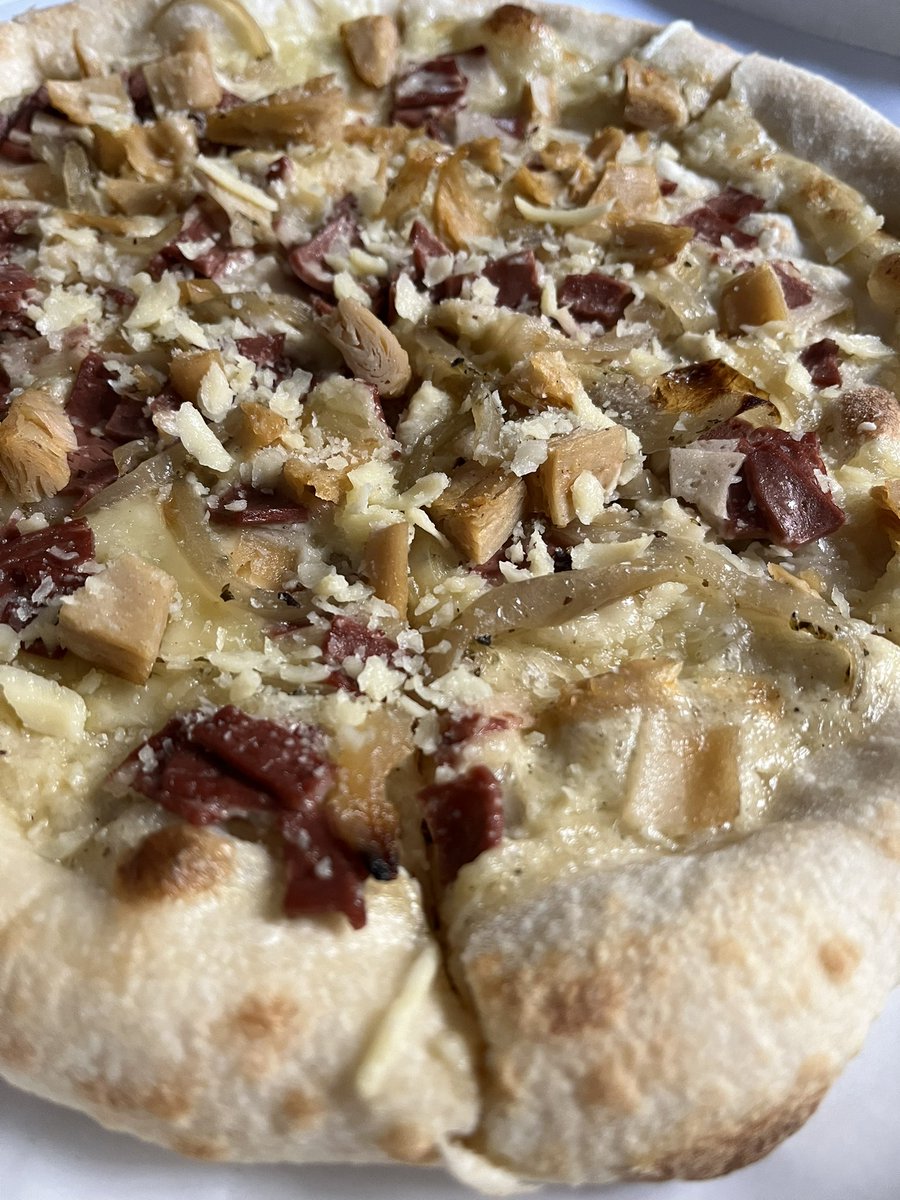 Sermaesrebes's tweet photo. Domingo de pizza, en este último día de #FreedomPizza.
Espero que les vaya muy bien en el nuevo proyecto, aunque se vayan del barrio 🥲
Esto para la resaca y para que te venga la inspiración es gloria bendita.
#VeganasQueSoloComemosLechuga https://t.co/5a9g9rcfSH