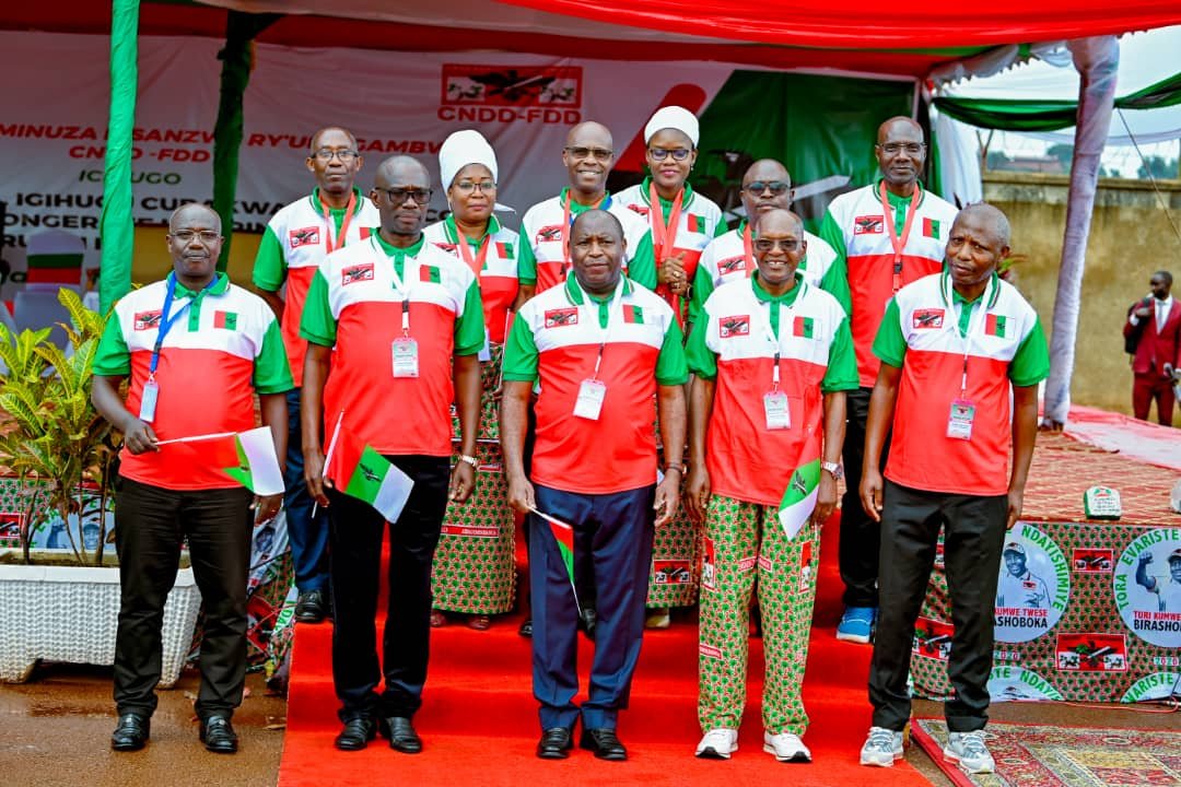 Isintirampeba's tweet photo. #Hezagirwa Ndongozi zitazimiza. Ndakeje SGA, Hon. Cyriaque Nshimirimana Congrès ihejeje kwizera. Niharambe S.E Umukuru w'Igihugu c'U #Burundi n'Inama Nkuru y'Inararibonye arongoye, Ubuserukizi bwa @CnddFdd kuva ku rwego rw'Igihugu gushika mu nama nshingiro, n' #Abagumyabanga bose https://t.co/1JdHsRTAlW