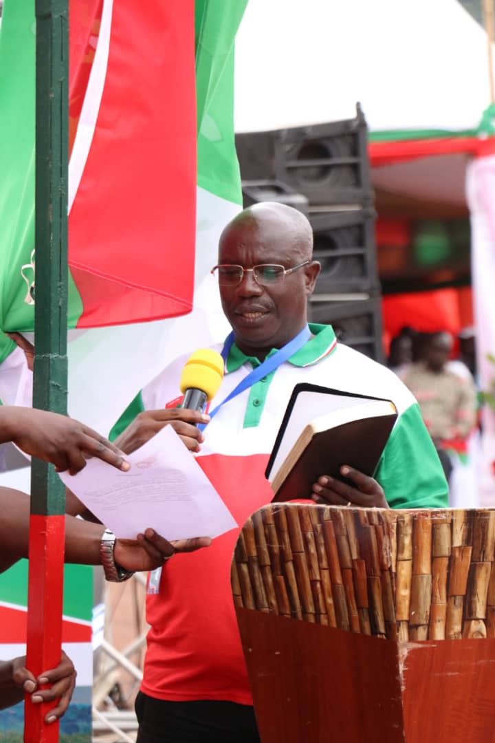 Isintirampeba's tweet photo. #Hezagirwa Ndongozi zitazimiza. Ndakeje SGA, Hon. Cyriaque Nshimirimana Congrès ihejeje kwizera. Niharambe S.E Umukuru w'Igihugu c'U #Burundi n'Inama Nkuru y'Inararibonye arongoye, Ubuserukizi bwa @CnddFdd kuva ku rwego rw'Igihugu gushika mu nama nshingiro, n' #Abagumyabanga bose https://t.co/1JdHsRTAlW