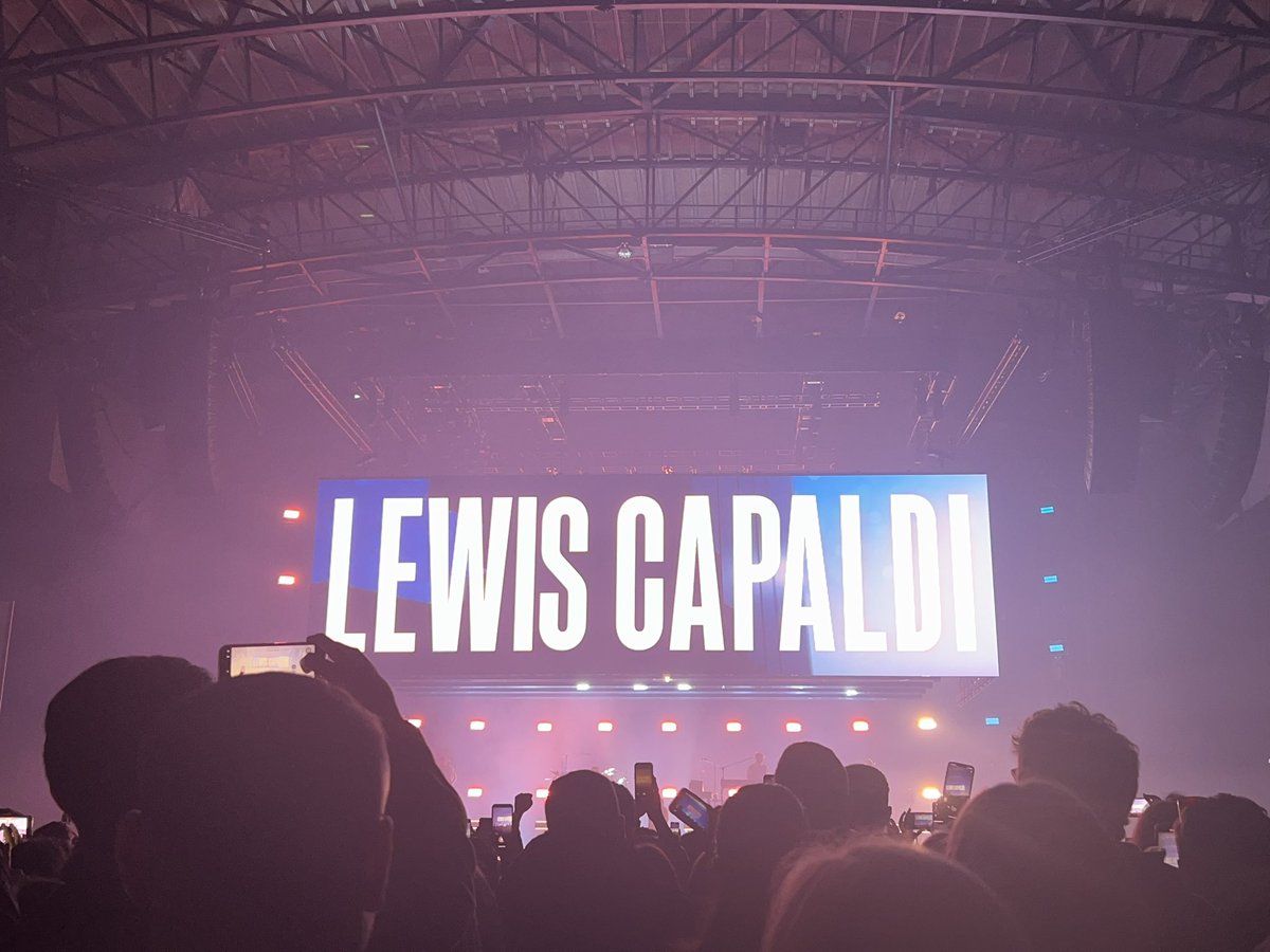 daylightseavey's tweet photo. best night🤍 @LewisCapaldi https://t.co/zmVaxgIYz3