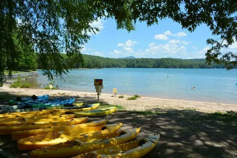 MRendezview's tweet photo. In addition to the comfort and peace found during a stay at our Blue Ridge cabin rental, you will be immersed in an array of outdoor activities at Lake Blue Ridge! #LakeBlueRidge #vacationhome #summervacations https://t.co/dfdpJKXTps