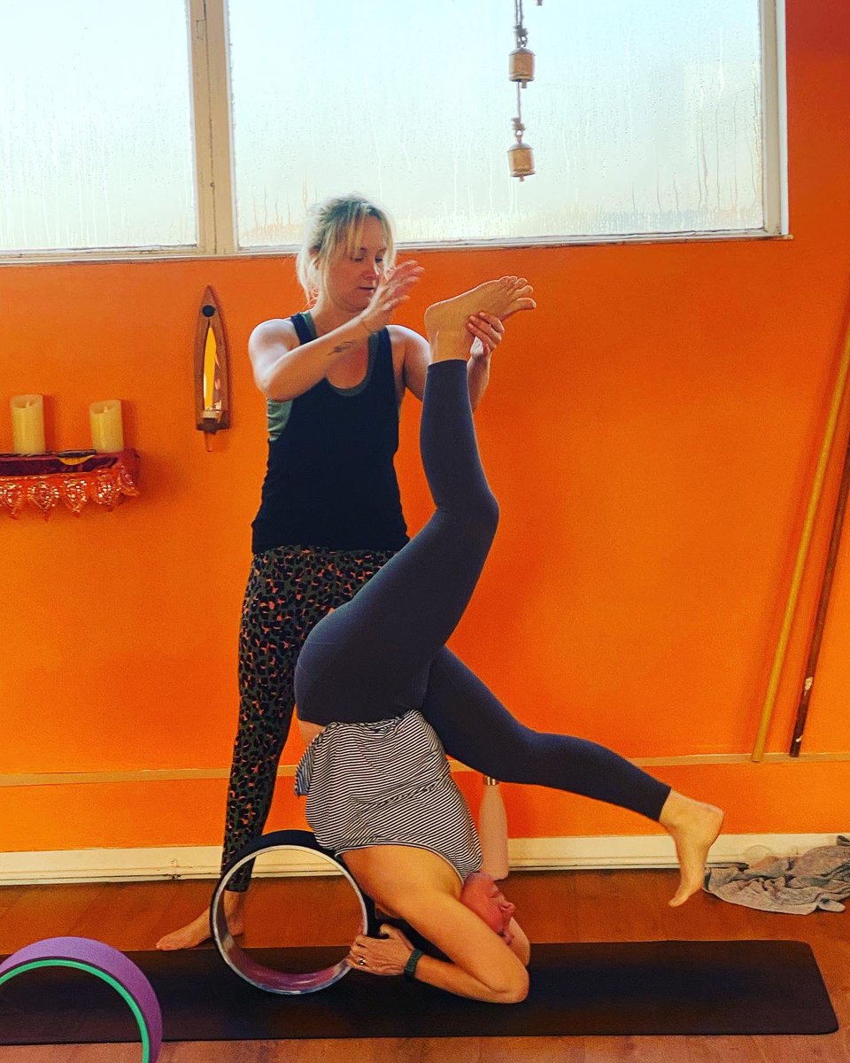 Yogafeelinguk's tweet photo. An amazing step over from our lovely student Maggie this morning at our Back bend Workshop https://t.co/jK7gjEEeVs