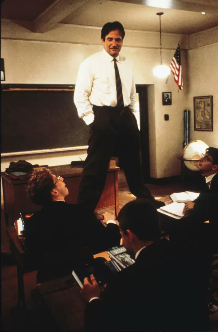 markian_'s tweet photo. com quantos anos vc percebeu que o robin williams não era o mocinho mas o grande vilão do filme e que acabou com a vida daqueles estudantes?
o um filme todo é multiplicado por -1 https://t.co/Oq4MaVsLgj
