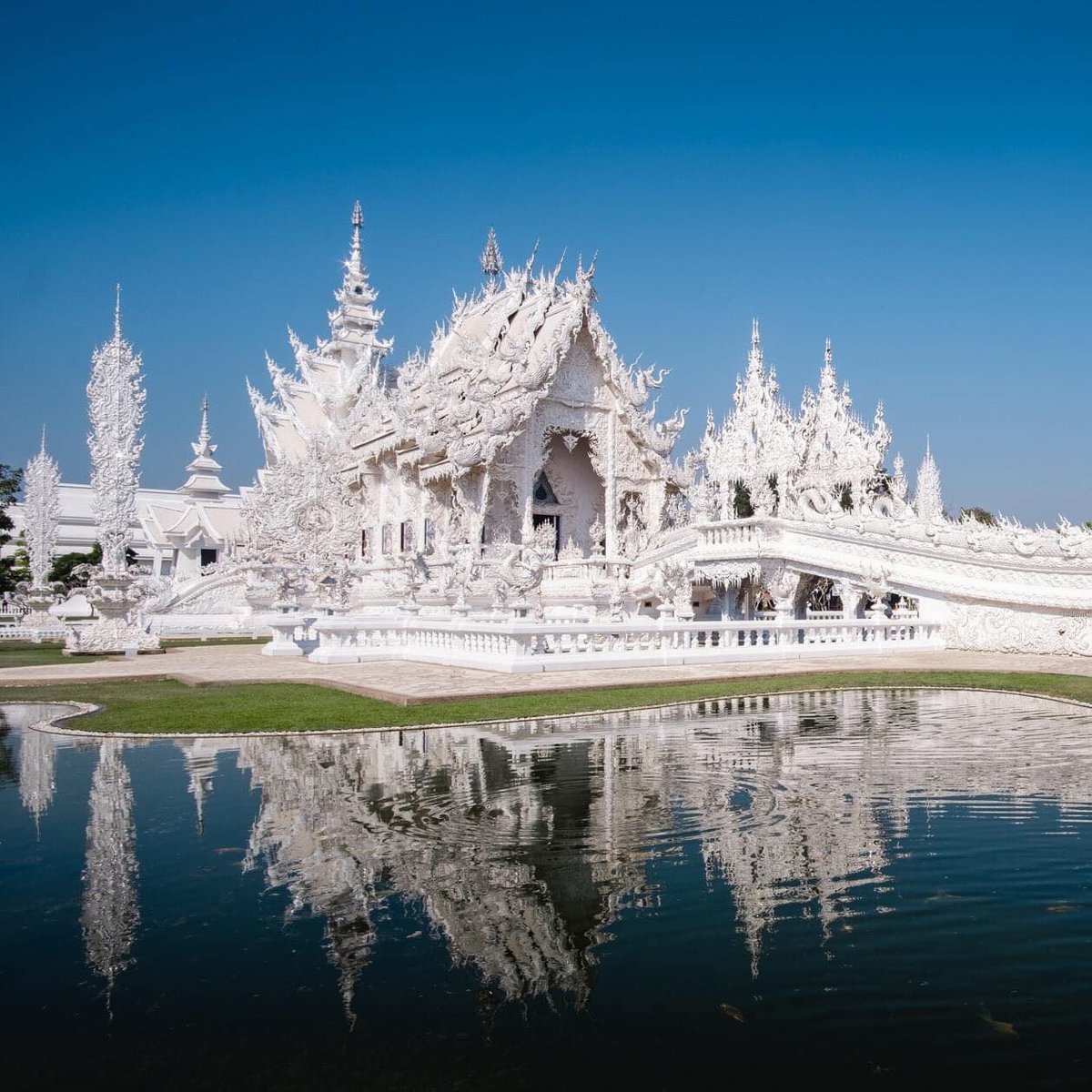 Journey_Gallery's tweet photo. #วัดร่องขุ่น จ.เชียงราย
วัดที่มีชื่อเสียงสุดๆ ในเชียงราย

ผลงานการออกแบบโดย อ.เฉลิมชัย โฆษิตพิพัฒน์ 
งดงามของสถาปัตยกรรมทำให้ใครๆ 
ที่มาเชียงรายก็ต้องอยากมาชม
จนกลายเป็นแลนด์มาร์คของเชียงรายไปแล้ว

#JourneyGallery
#วัดร่องขุ่น #เชียงราย #AmazingThailand
#ททท https://t.co/jFA8Fu13vh
