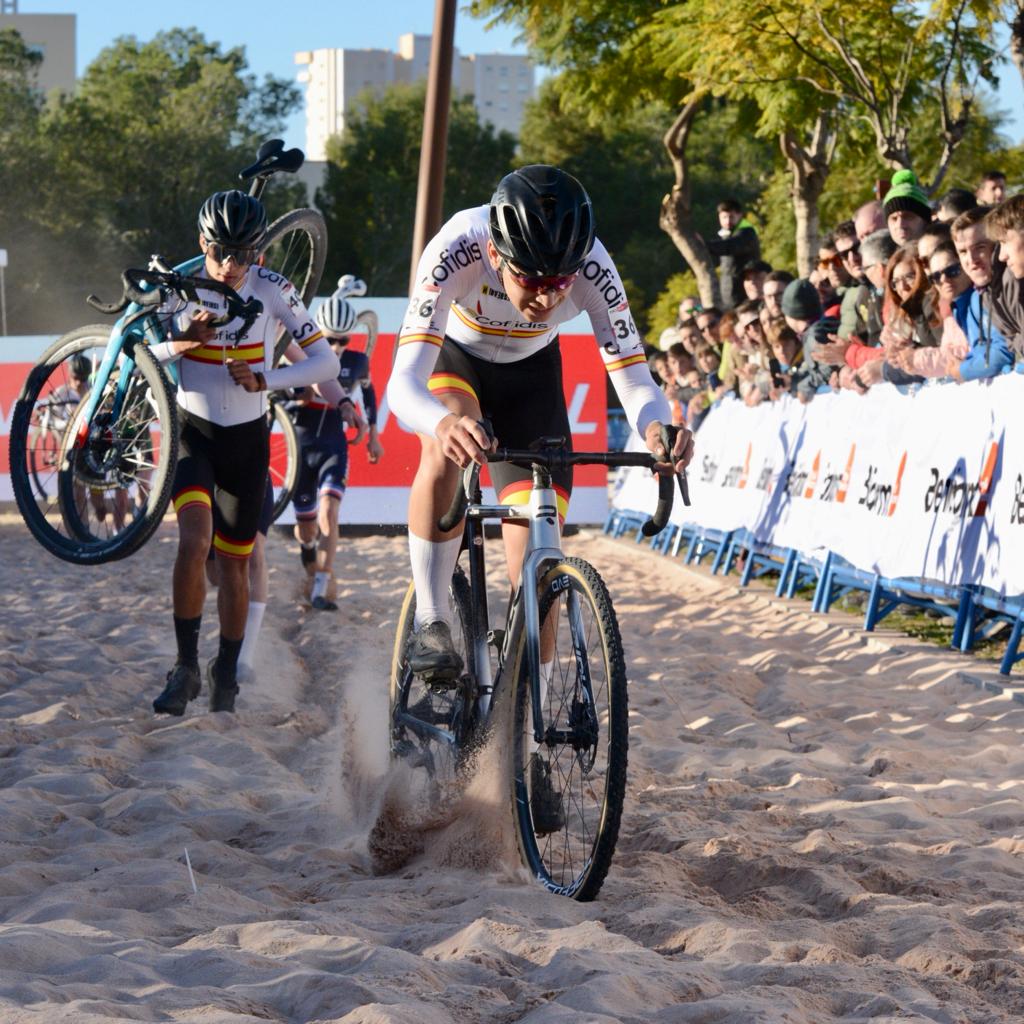 CxSueca's tweet photo. .@sarabonillo224 i @Martbr31 disfruten i ens fan disfrutar a la #CXWorldCup de Benidorm 🇪🇦

✅ Sara completa la seua tercera Copa del Món de la temporada al lloc 4️⃣2️⃣ i suma altres 18 punts UCI #VamosSara 

✅ Martí finalitza al lloc 3️⃣6️⃣ la seua segona Copa del Món #TiralíMartí https://t.co/3TW80bOPZ3