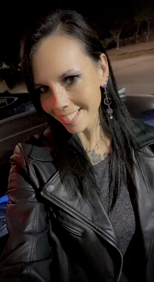 SardesonTracy's tweet photo. Last night I had to get Alexis from 
Work and she thought I was dressed up for going out. 
Nope, I just wanted to look cool when I picked her up. 😂😂😂

#SaturdayNight #UberMom #TeenageDaughter #Pretty #CoolMom #Silly https://t.co/5iIrEcq5Bj