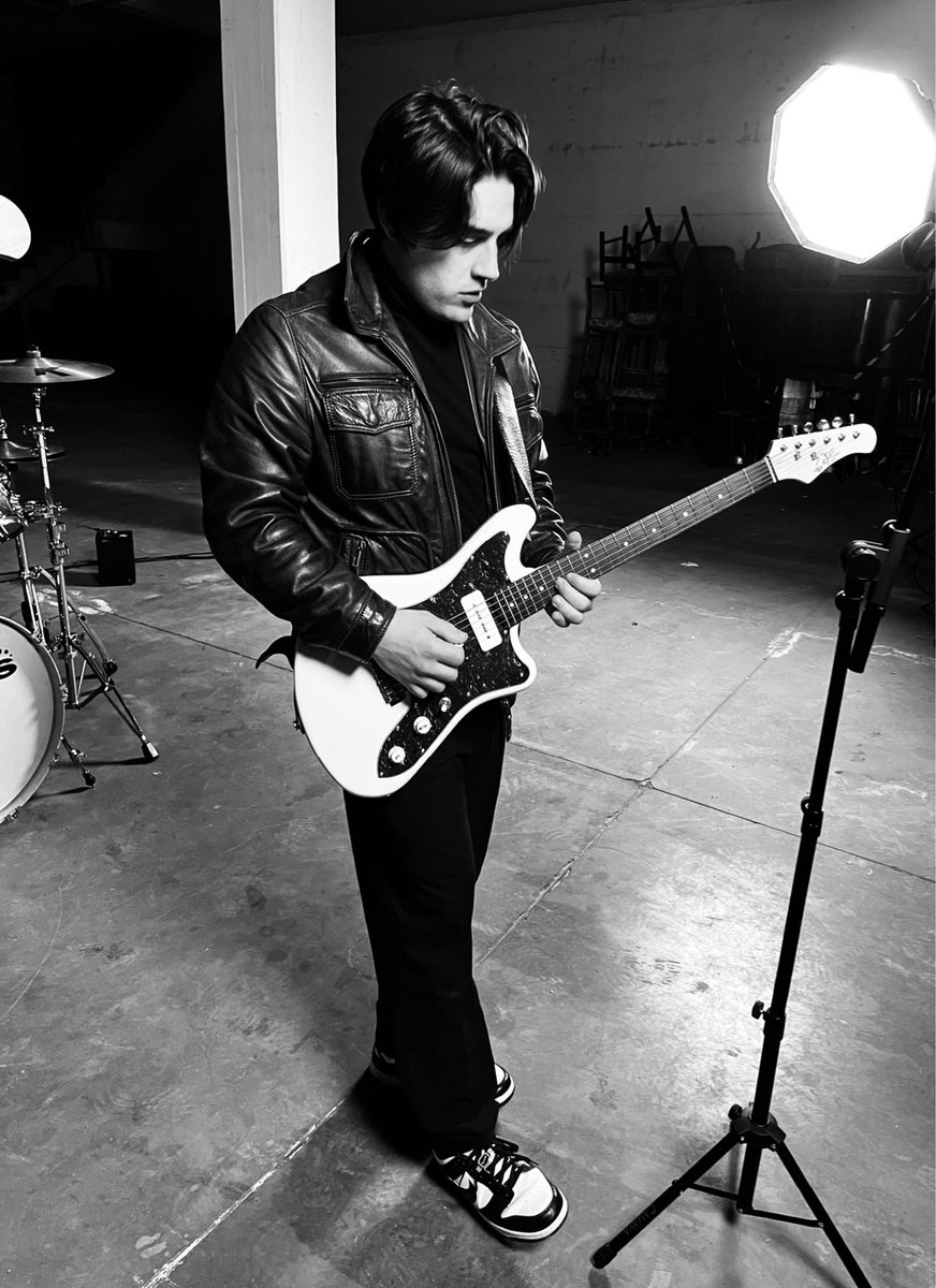 PofoColone's tweet photo. Back in Black, on Set 👀🎬

#22gennaio #Trending https://t.co/nYVhO3d5qL