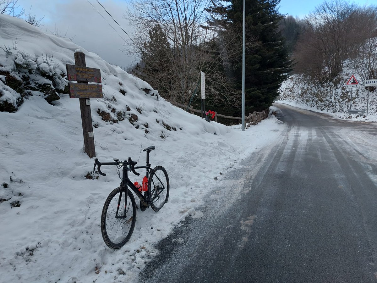 rptmtt's tweet photo. Oggi giretto con la mia #Domane 🚲 in #ValFontanabuona #ValTrebbia e un poco di #ValDAveto con #CollaDiRossi , #Torreglia da #Cavorsi (1a volta) #Costafinale da #Montebruno e #Forcella e #Spinnarola x tornare.Che dire?Neve e freddo🥶 ma paesaggi unici!😍 https://t.co/2LhgwoTJJY