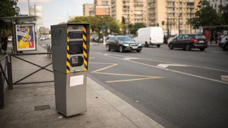 info_Paris_IDF's tweet photo. 🔴 FLASH - #Paris : Les radars de la police ont #flashé comme des mitraillettes en 2022 dans l’agglomération parisienne. 

👉 Plus de 2 millions de #flashs ont été recensés, contre un peu plus d’1,5 million en 2021. Soit une augmentation de 29 %. (20 Minutes) #Route https://t.co/EHmjgIthsM