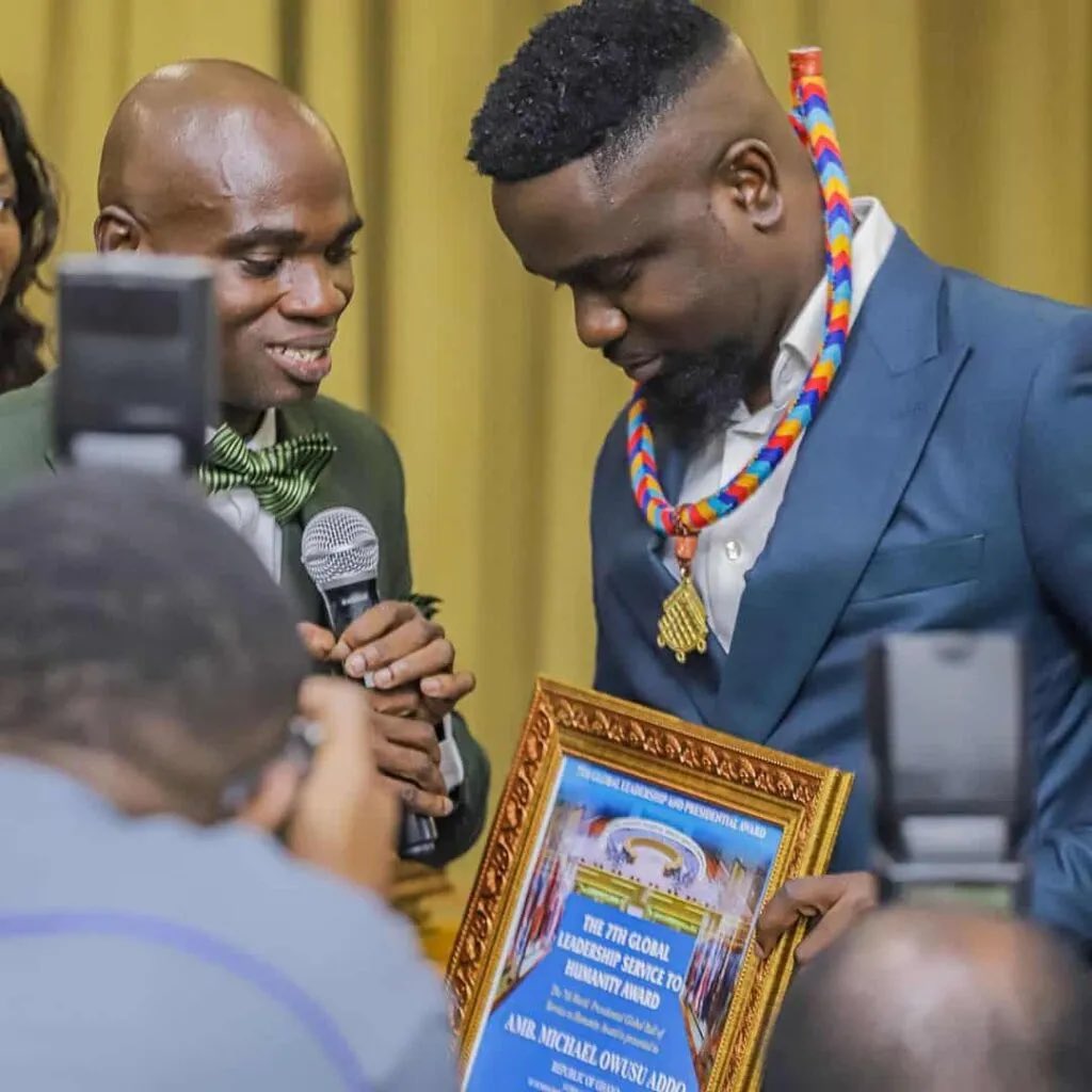 Anytime my friend @sarkodie brings up my awards, ask him WKHKYD? 😁