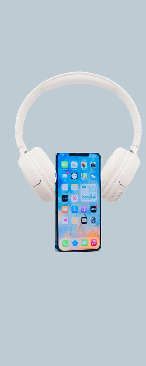 magnanimousmimi's tweet photo. This is my interpretation of the cellphone today, most of us have become our phones. We would rather text each other than have a face to face conversation and we use our headphones to avoid real interaction.
#209growth #socialize #realtimethoughts #209thoughts #STMPno1 https://t.co/nrqdAnEEwf