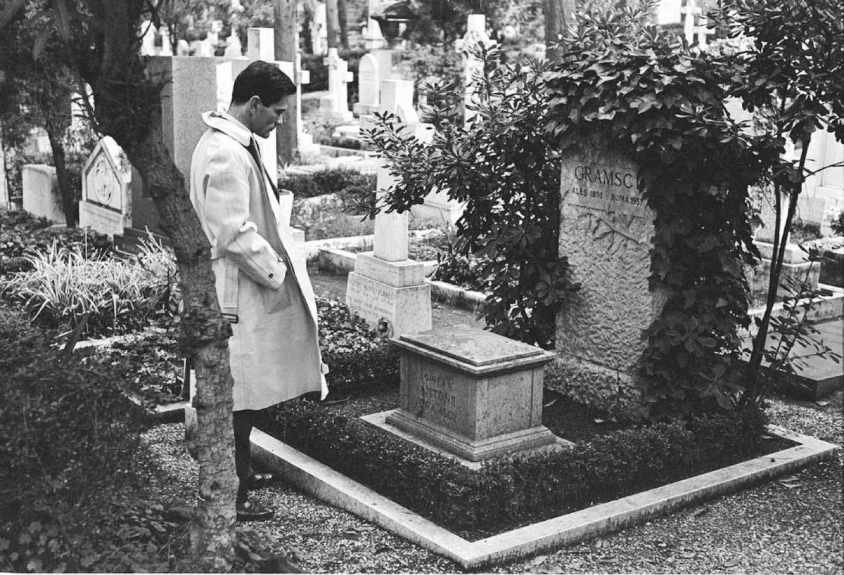 @redfishstream Pier Paolo Pasolini pays homage to Gramsci’s tomb.