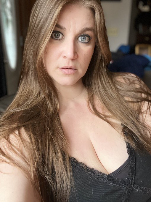 A little daytime makeup from yesterday. https://t.co/AhwhLPFJDM<a href="/tag/manifestation"class="tags"><span>#manifestation</span></a><a href="/tag/hotmom"class="tags"><span>#hotmom</span></a><a href="/tag/naturals"class="tags"><span>#naturals</span></a>