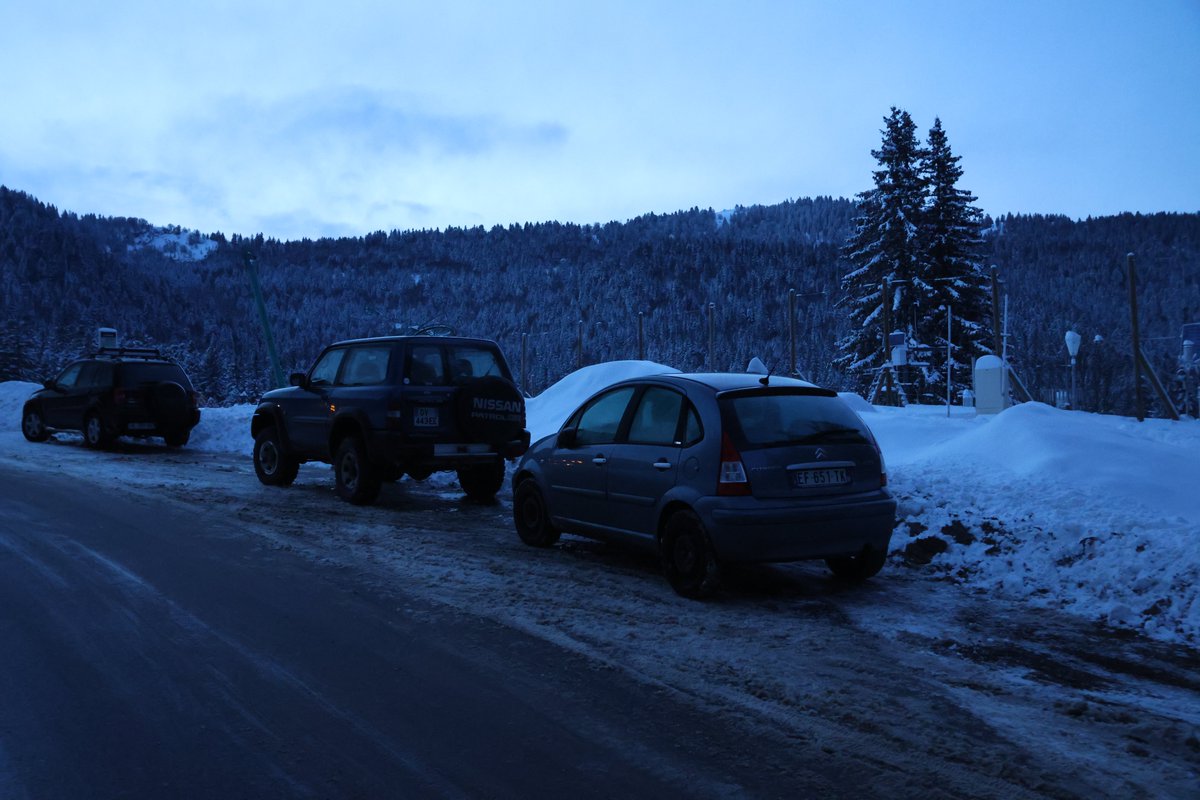 carconducteur's tweet photo. Bienvenue au #ColDePorte !
Un #aménagement inadapté de @arteliagroup.
Pas contrôlé ni corrigé par @GrenobleAlpes et @SMMAG__officiel.
Photos 1 2 : cherchez l'arrêt de #bus
Photos 3 4 : #stationnement anarchique = Flexo 62 qui saute 1 #arrêt
#UnTweetPourLaval
poke @ADTCgrenoble https://t.co/MXfoqx35Io