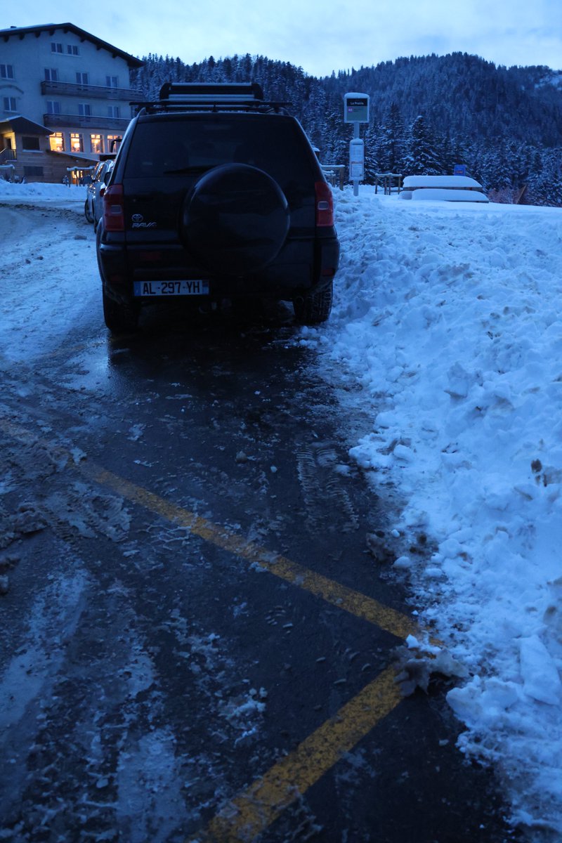 carconducteur's tweet photo. Bienvenue au #ColDePorte !
Un #aménagement inadapté de @arteliagroup.
Pas contrôlé ni corrigé par @GrenobleAlpes et @SMMAG__officiel.
Photos 1 2 : cherchez l'arrêt de #bus
Photos 3 4 : #stationnement anarchique = Flexo 62 qui saute 1 #arrêt
#UnTweetPourLaval
poke @ADTCgrenoble https://t.co/MXfoqx35Io