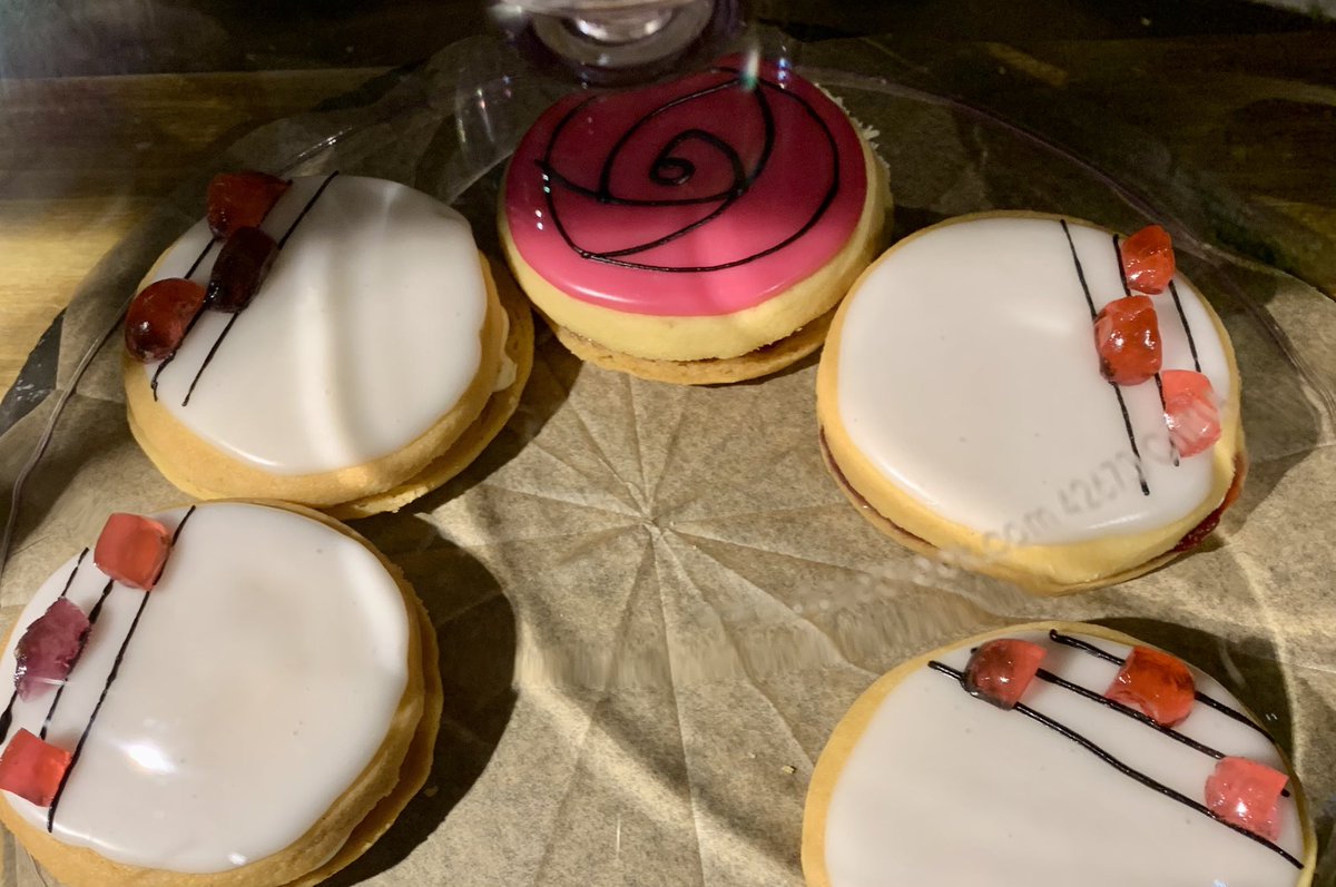 Really interesting visit to #charlesrenniemackintosh designed #hillhouse - interesting to see @N_T_S conservation work (@TimMeek8 your PhD highly relevant!) & designs obvs beautiful-right down to the biscuits! Staff were excellent 😍 #tourguideontour